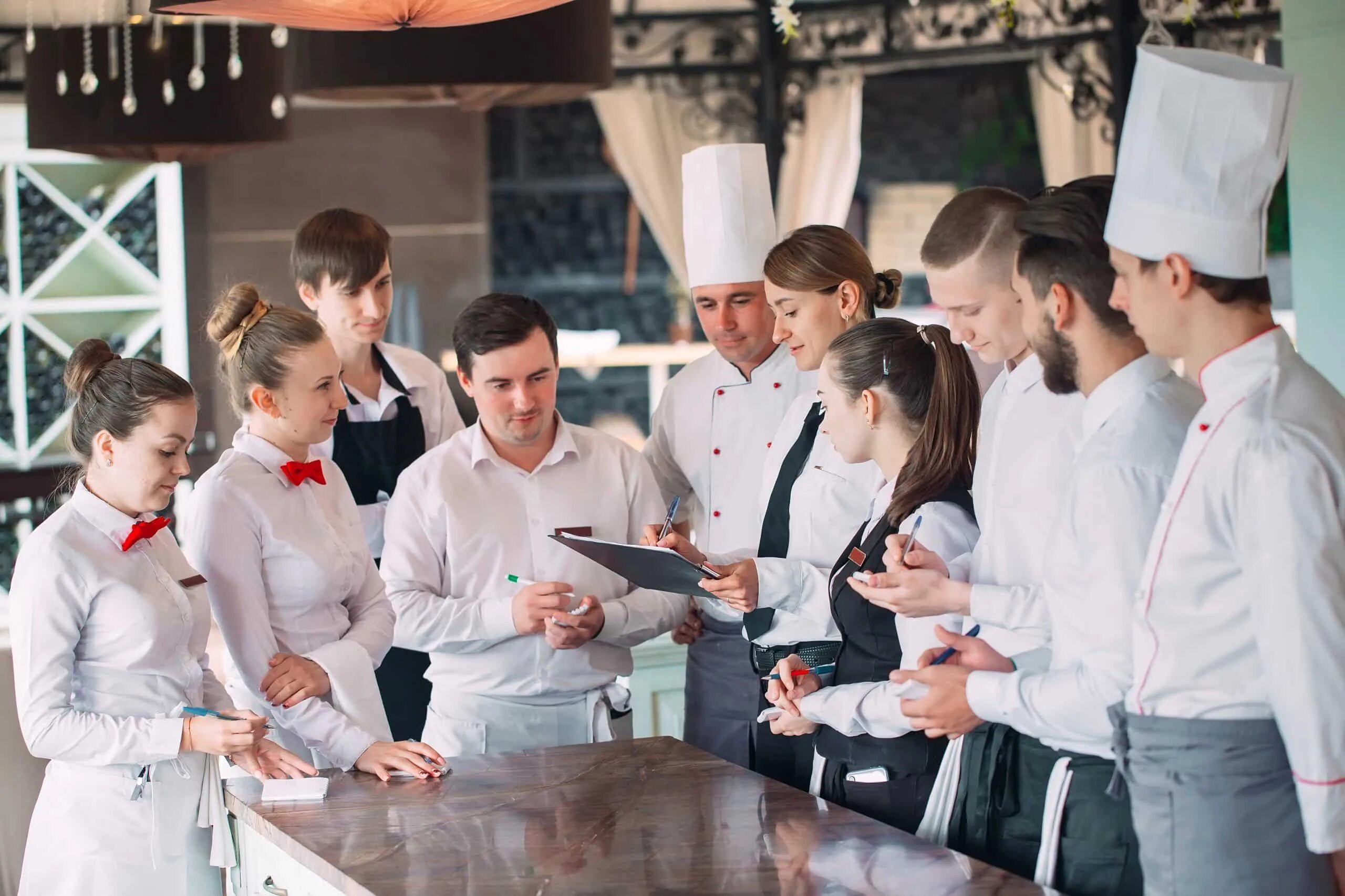 Роли в отеле. Персонал кафе. Работники ресторана. Сотрудники кафе. Сотрудники ресторана официанты и повара.