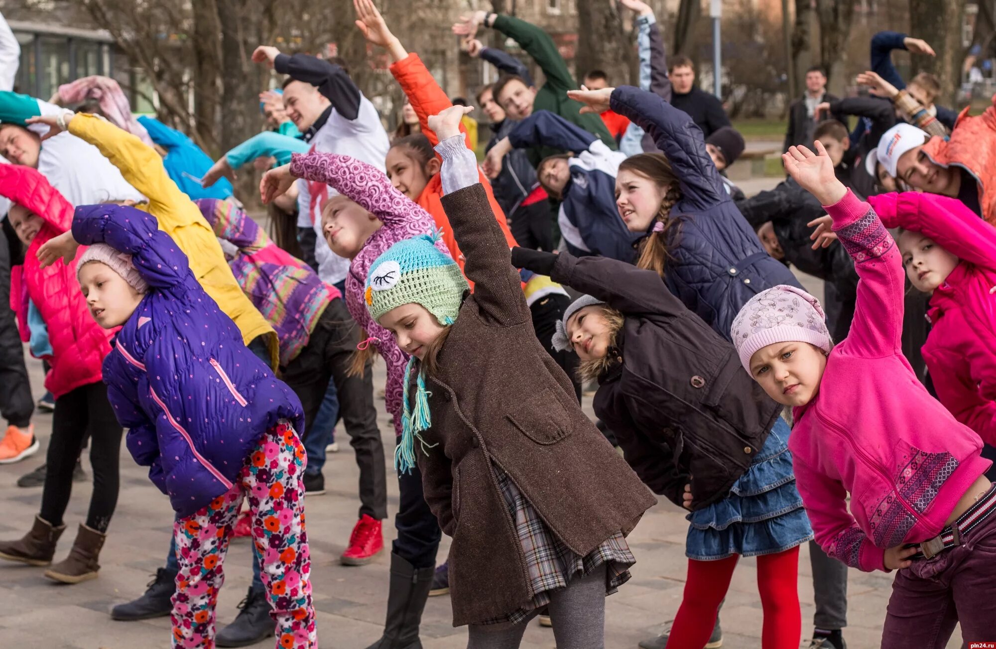 Почему сегодня отмечают. День здоровья на улице. Интерактивная программа на улице. Массовая зарядка на день здоровья. Всемирный день здоровья фото.