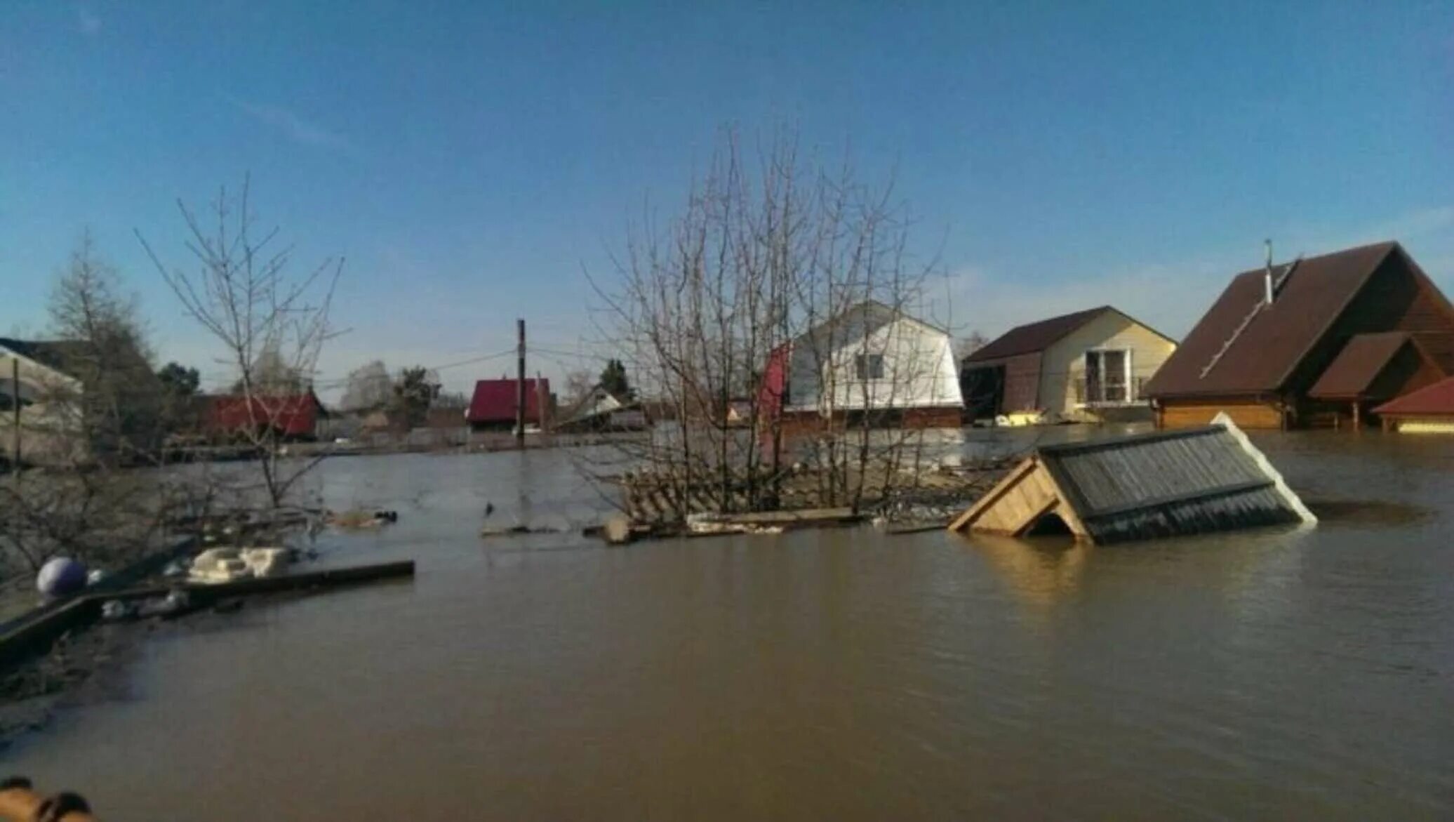 Наводнение в казахстане уральск. Наводнение в Уральске Казахстан. Паводок фото. Паводок в горах. Половодье фото.