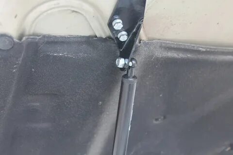 Кронштейн газового упора капота