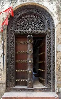 Maison alhambra dark door