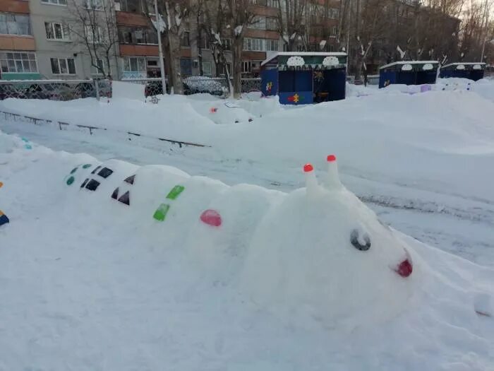 Смотр зимних участка в детском саду. Оформление участков зимой. Смотр зимних участков. Зимние постройки в детском саду. Конкурс снежных городков надпись.