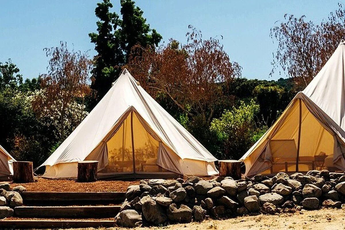 Типи глэмпинг. Глэмпинг белокуриха. Bell tent глэмпинг. Терруар глэмпинг. Мини комната в лесу.