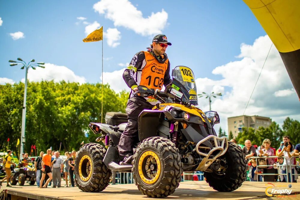Can am origin. Квадроцикл в прыжке. can am trophy. магазин can-am москва. can am production здание.