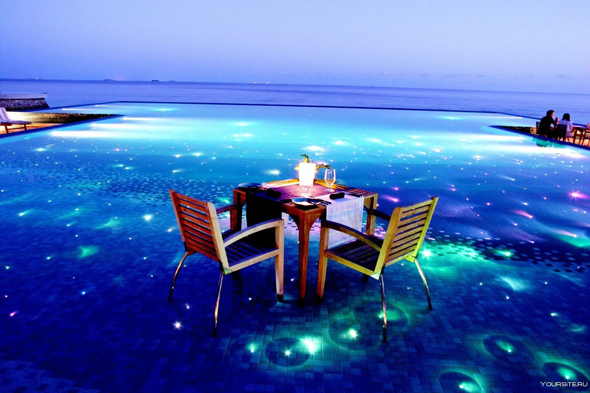 Мир романтик. Остров Ваадху Мальдивы отели. Столик с видом на океан. Романтика на берегу океана. Столики в океане.
