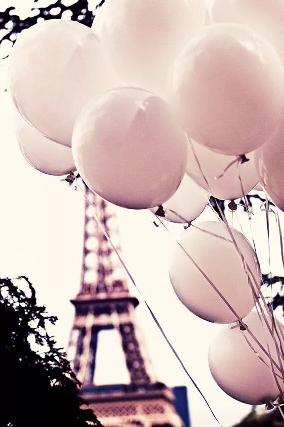 Шарами парижа. Воздушные шары Париж. Париж и шарики. Девушка с воздушными шарами. Красивые шарики.