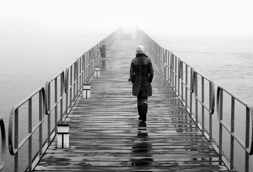 Человек на мосту. Человек на пирсе. Одинокий человек на мосту. Одинокий парень. Край никуда