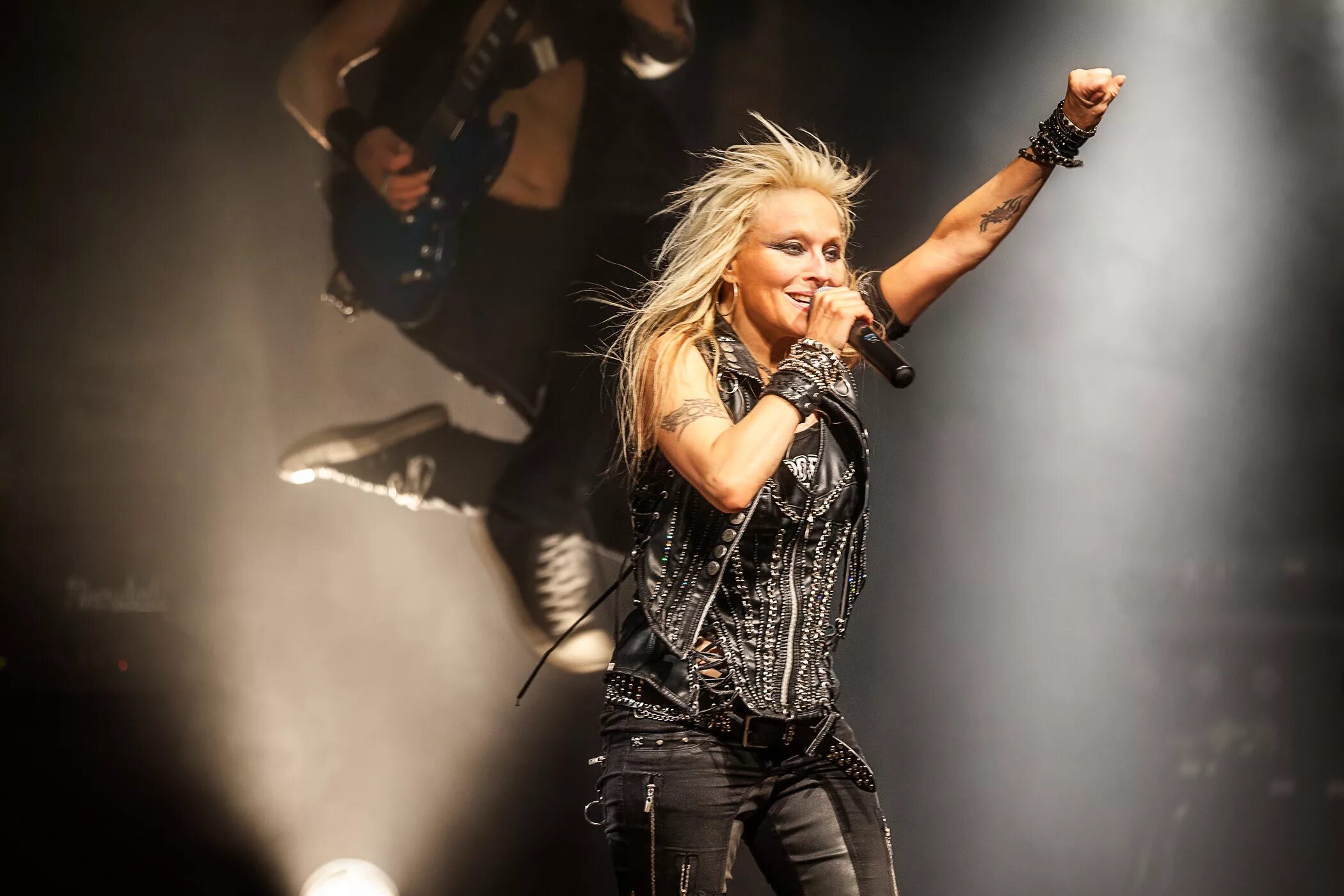 Доро фото. Doro группа. вокалистка doro. доро пеш певица.
