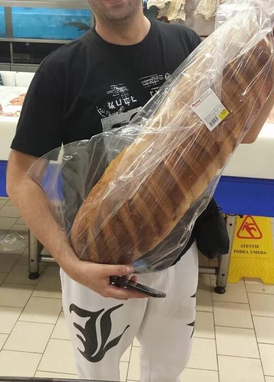 Самый большой хлеб. Багет французский. Огромный хлеб. Хлеб подмосковный. Батон.