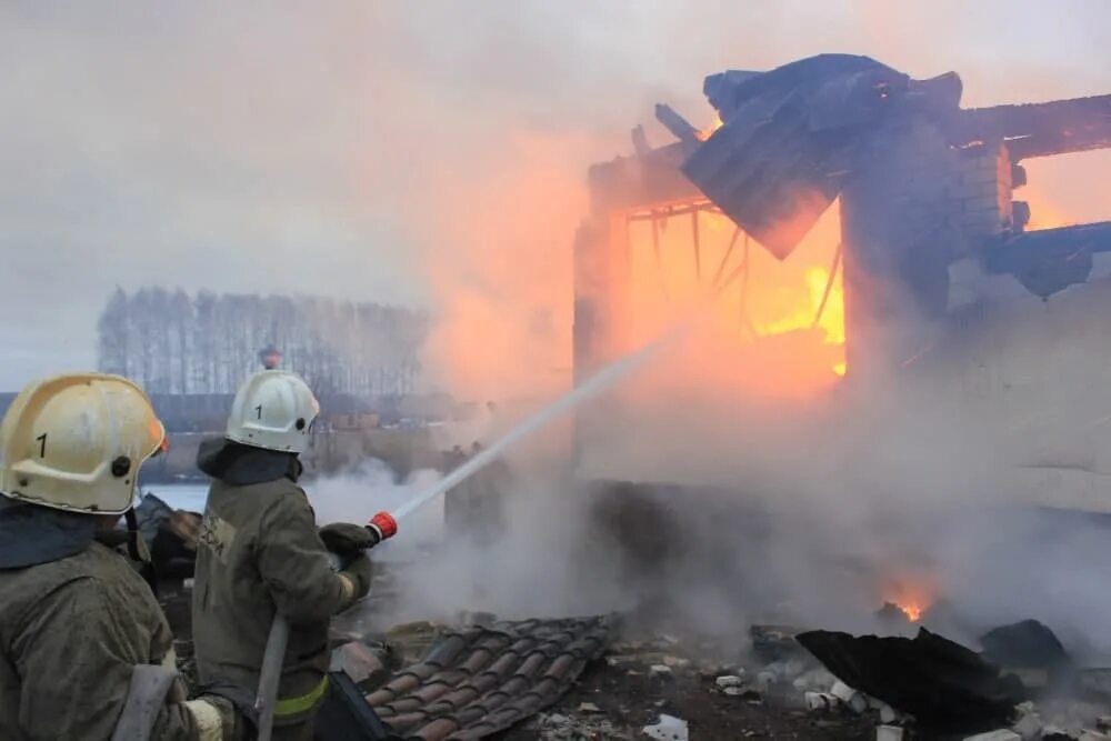 Что горит в тамбове сегодня. Пожар в тамбове в радужном дом. пожар на пигменте.