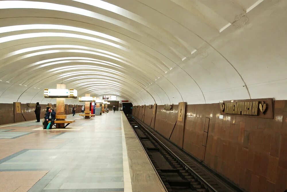 Станция метро кантемировская 1984. Метро кантемировская фото. Метро кантемировская реконструкция. Метро кантемировская реконструкция. Метро кантемировская 1984.