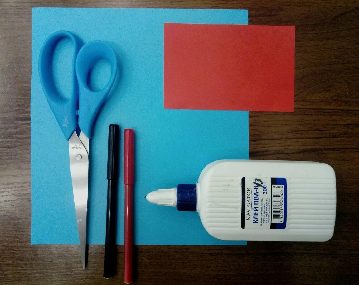 Объемные ножницы из бумаги. Ножницы вырезают бумагу. Как делать из бумаги из ножниц. Ножницы и цветная бумага. Цветная бумага карандаши ножницы линейка.