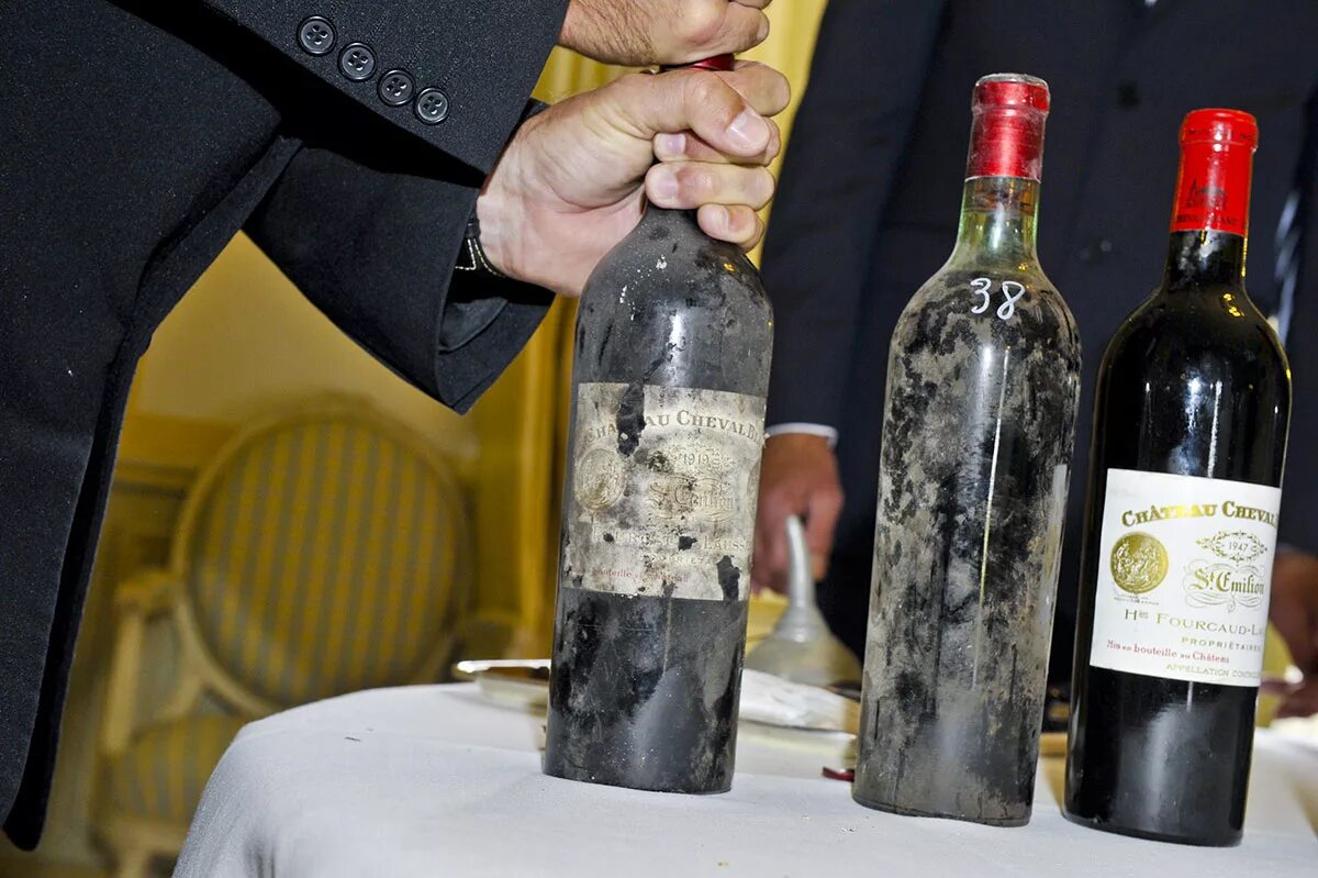 Цена самого дорогого вина. Chateau cheval Blanc вино. Шато Шеваль Блан 1947 года. Chateau Lafite 1787. Cheval Blanc 1947 года.