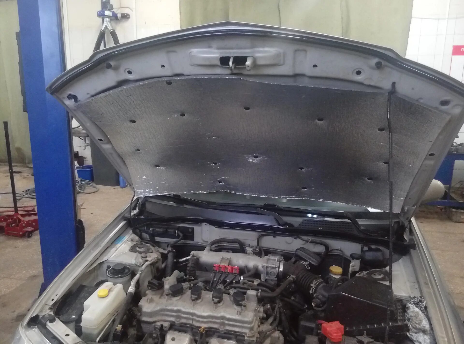 Упоры капота - Nissan Almera V (G11/15), 1,6 л, 2014 года аксессуары DRIVE2