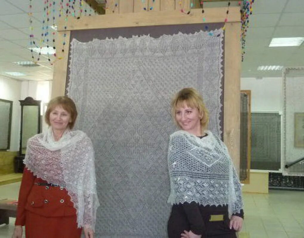 логотип оренбургского платка. фабрика оренбургских платков в оренбурге. витрина магазина оренбургский платок. фабрика оренбургских платков в оренбурге. оренбургский пуховый платок фабрика платков оренбургских.