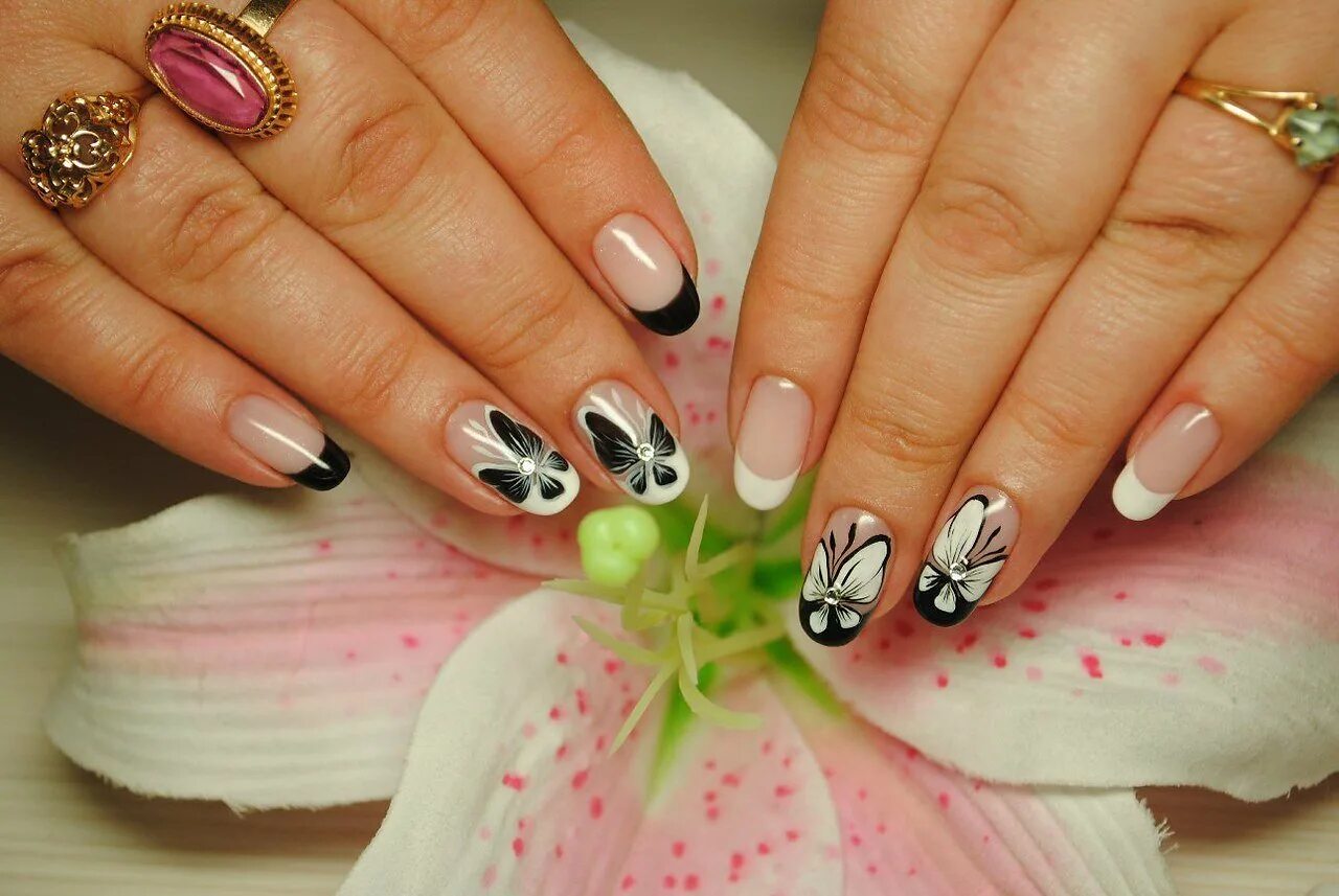 Дизайн ногтей с рисунком овальных ногтях. Ногти с бабочками. Маникюр френч с бабочками. Красивый френч на ногтях. Маникюр с бабочками на короткие ногти.