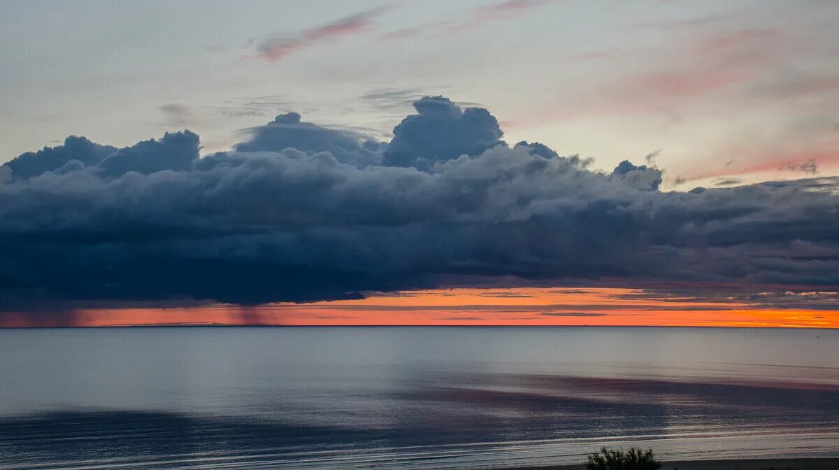 облака сгущаются. над сгущаются тучи. тучи сгущаются. хмурое небо. картинка несколько человек над одним туча над другим книга и другое.