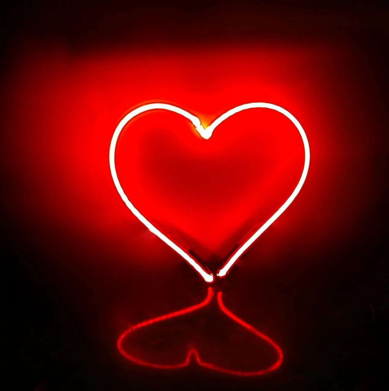 Неоновое сердце. Неоновые сердечки. Красное неоновое сердце. С красным сердцем. Сердечко картинка эстетика