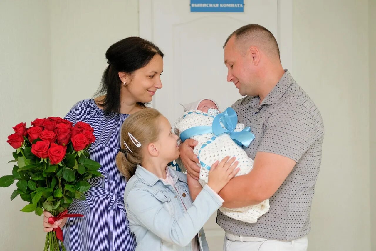 У семьи ивановых родился ребенок. Выписка из роддома. Выписка ребенка из роддома. Фотосъемка выписки из роддома. Красивая выписка из роддома.