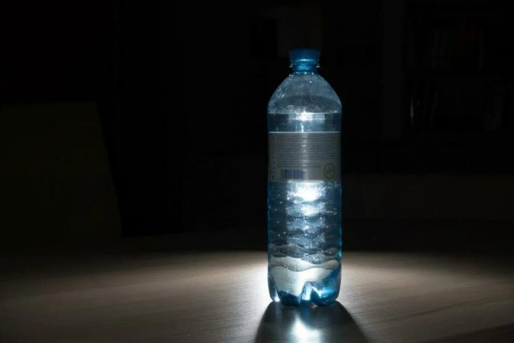 Бутылка для воды. Пластиковая бутылка для воды. Бутылка воды на столе. Пластиковая бутылка на столе. Почему бутылка наполнена водой