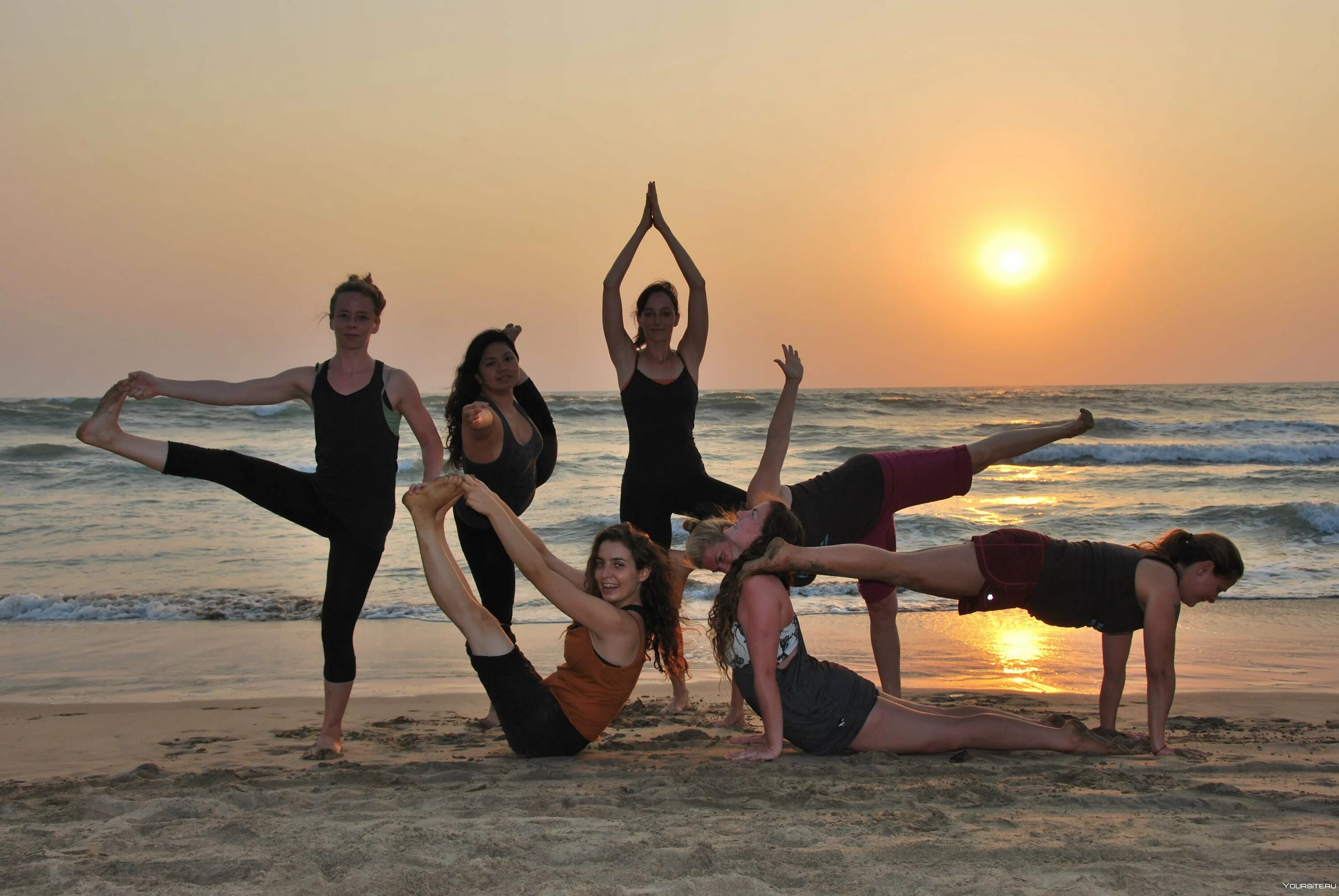 Движение для йоги для 2. Йога на 4 человека. Упражнения йоги с подругой. Акро йога для начинающих. Акройога асаны.