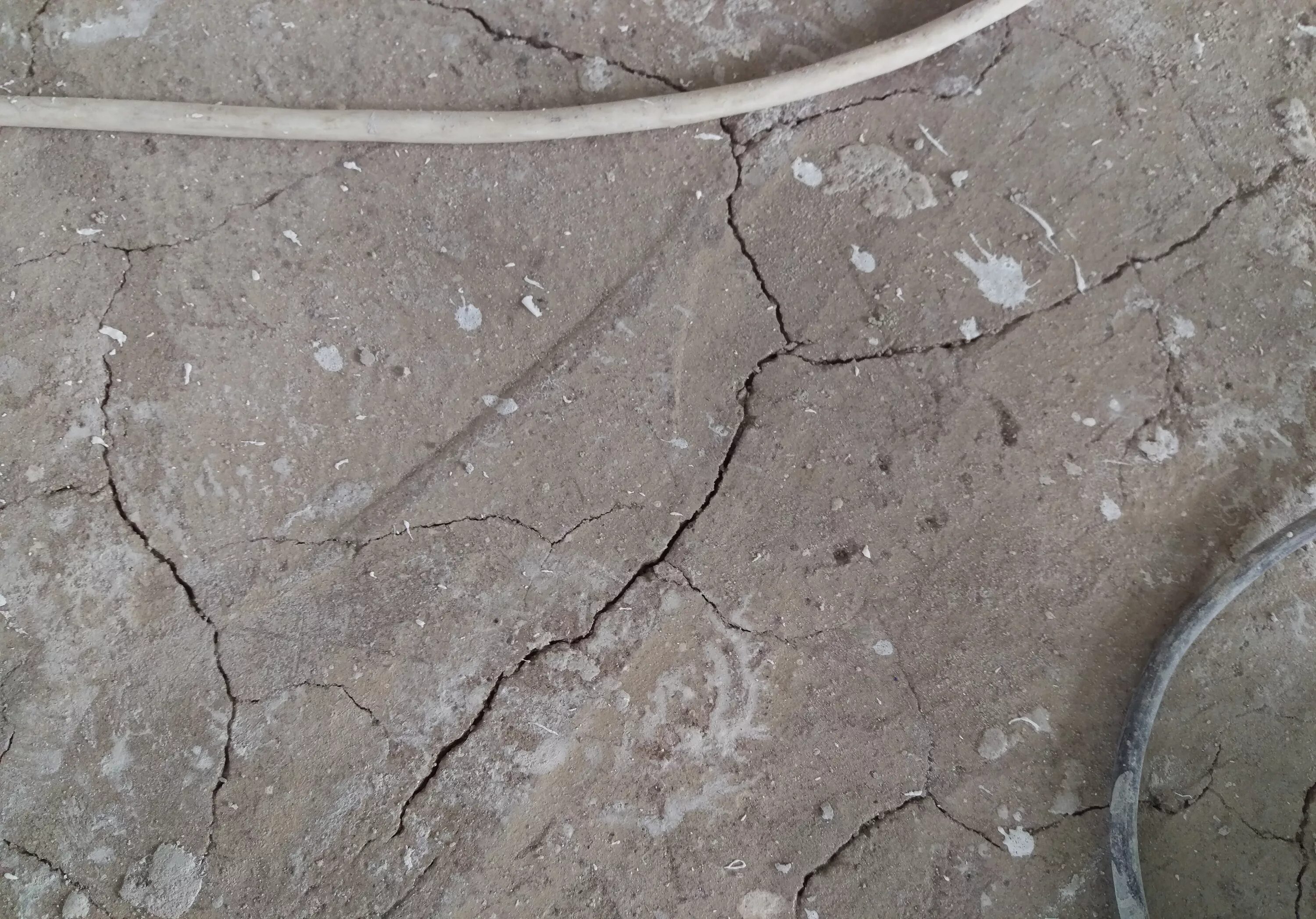 Цементно-Песчаная стяжка пола трещины. Усадочные трещины в бетоне. Волосяные усадочные трещины. Отслоение бетона. Статическая трещина