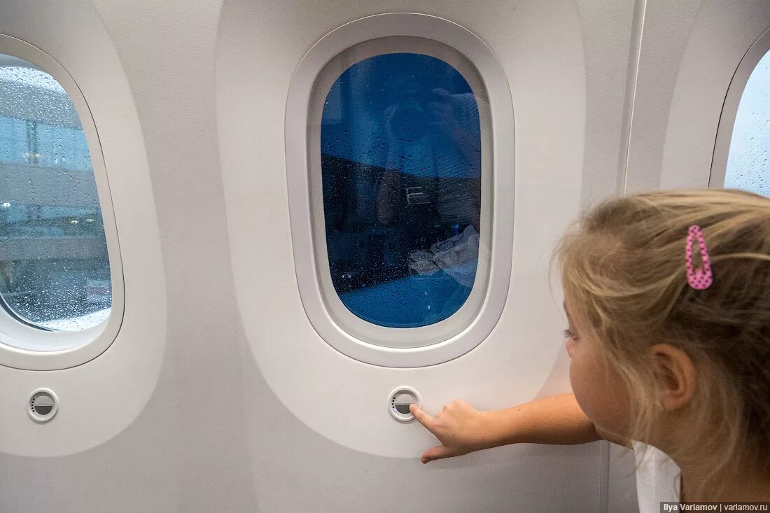 Самолет внутри. Окно иллюминатора самолета. Иллюминатор а320. Боинг 787 иллюминатор. Есть ли окна в самолете.