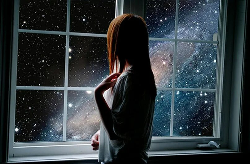 В окно смотрела луна. Ночное окно. Девушка ночью у окна. Окно ночью. Фотосессия у окна.