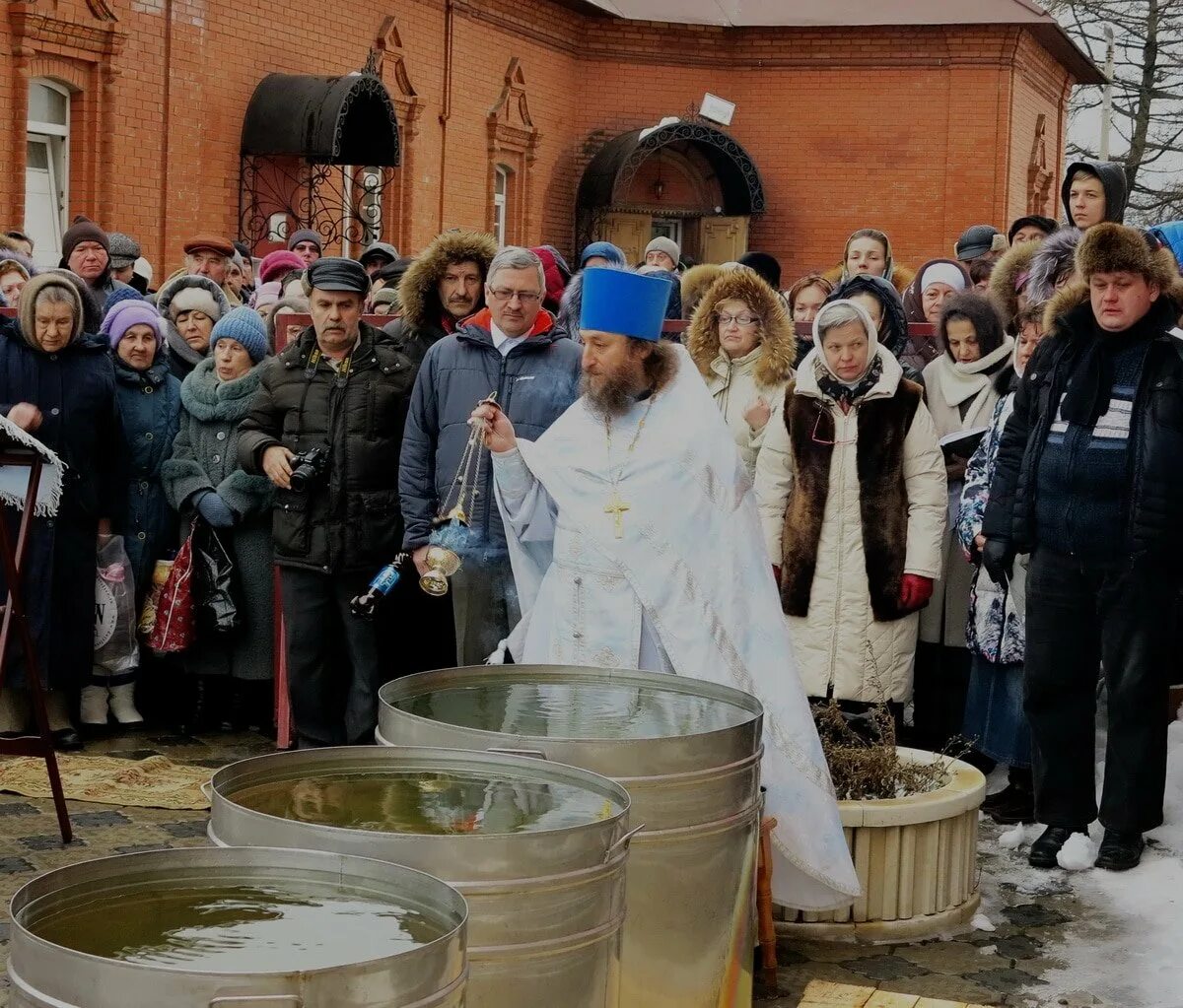 Можно ли освящать воду. Освящение воды в храме. Крещение Господне освящение воды. Освещение воды в храме на крещение.