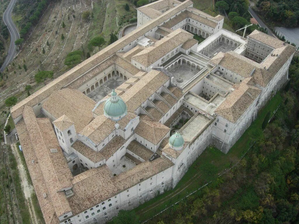 Самый крупный монастырь в европе. Монастырь монастырь Монте-Кассино. Монтекассино бенедиктинский монастырь. Монастырь Монте-Кассино Италия план. Средневековый монастырь Монтекассино.
