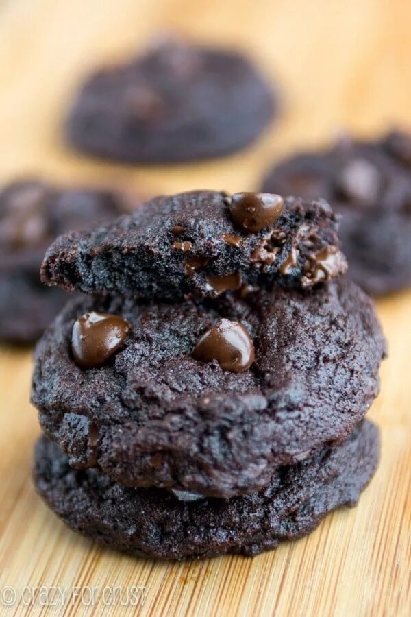 Dark cookie. Печенье с темным шоколадом. печенье dark. кукис черный. dark chocolate cookie.