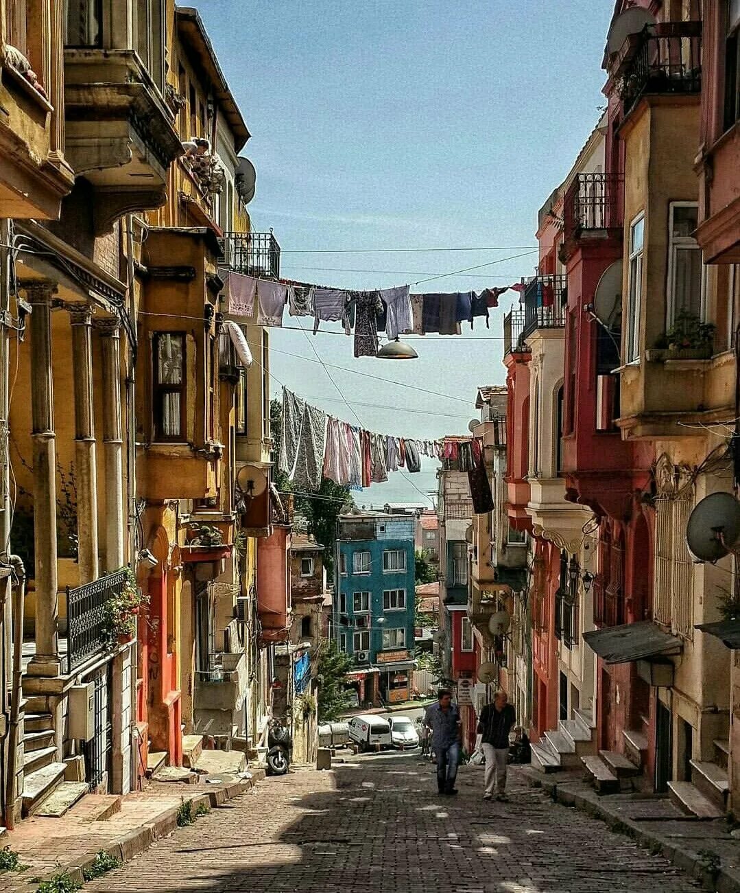 Стамбул старый город султанахмет. Улочки Стамбула старый город. Город Балат Турция. Стамбул старый город Бейоглу. Стамбул улочки Султанахмет.