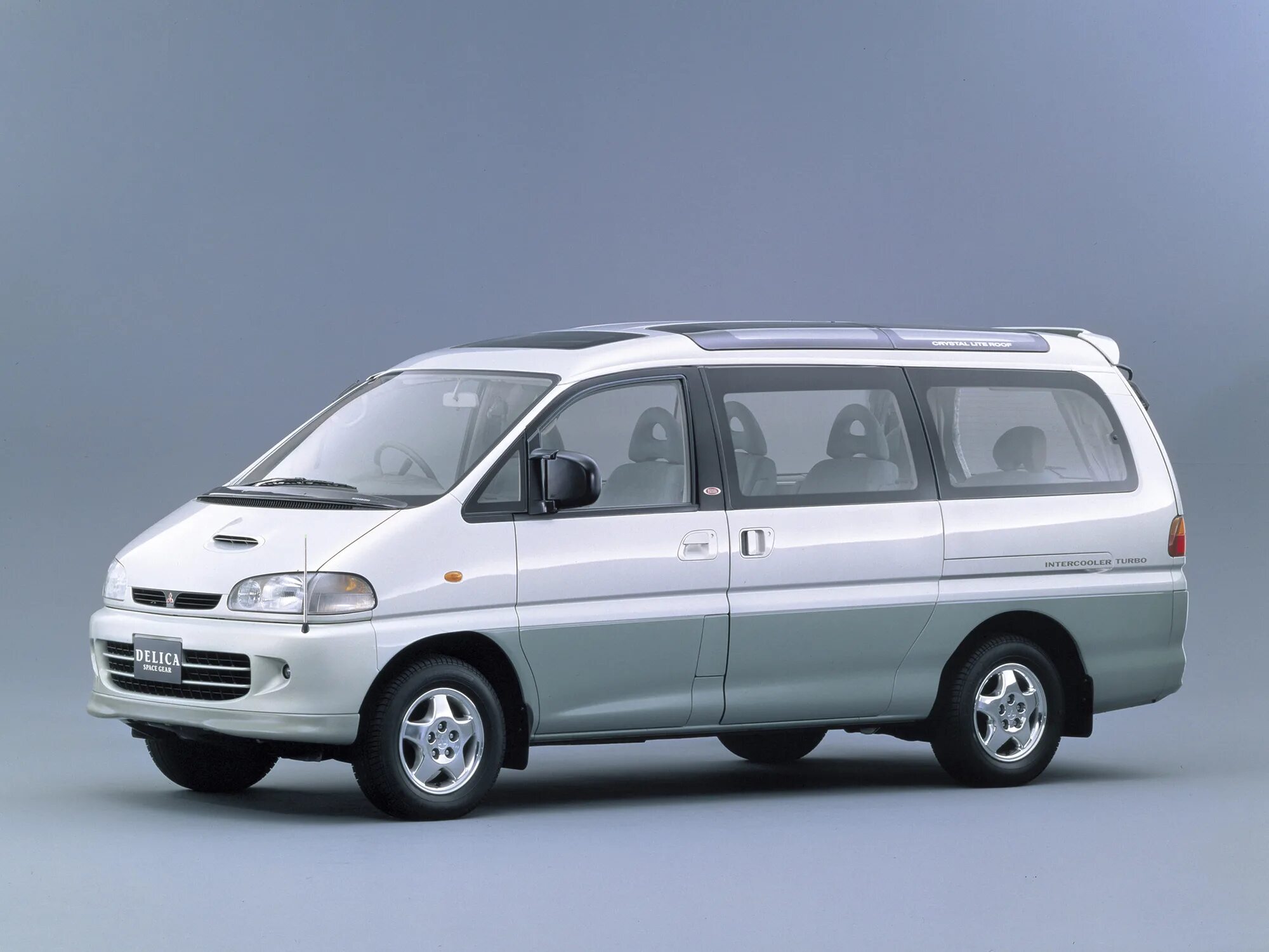 Delica поколения. Mitsubishi Delica Space Gear. Мицубиси Делика 4 поколение. Mitsubishi Delica 1995 поколение минивэн. Мицубиси Делика Спейс Гир.