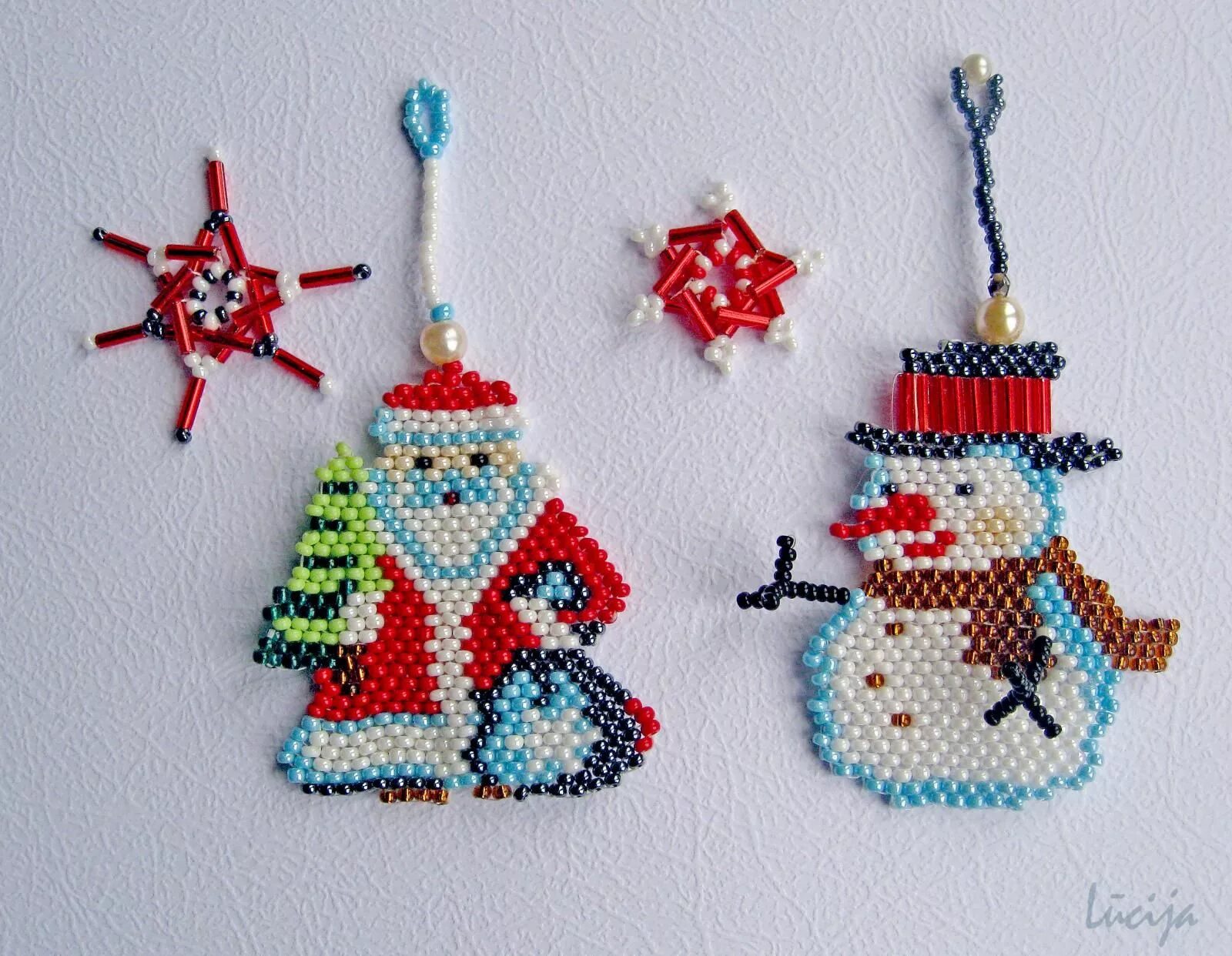 Новогодние поделки из бисера. Поделки из бисера на новый год. Что можно сплести из бисера новогоднее. Елка из бисера. Фигурки из бисера к новому году.
