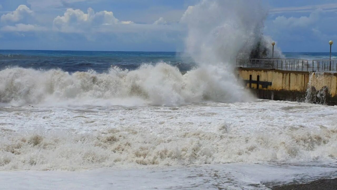 Есть ли шторм. Дивноморское шторм 2021. Море Дивноморское в шторм. Черное море шторм 12 баллов. Море Дивноморское сейчас волны.