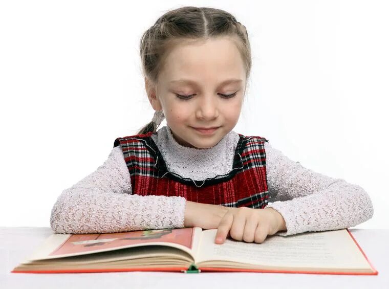 Девочка. Чтение школьник. Ученик читает. Ученик с книжкой. Где учатся читать