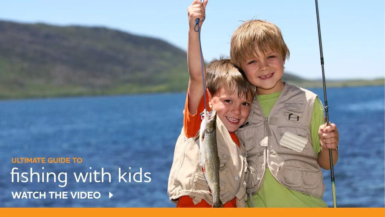 Ловят подростков. Мальчишки рыбаки. Ребенок Рыбак. Подросток на рыбалке. Рыболов для детей.
