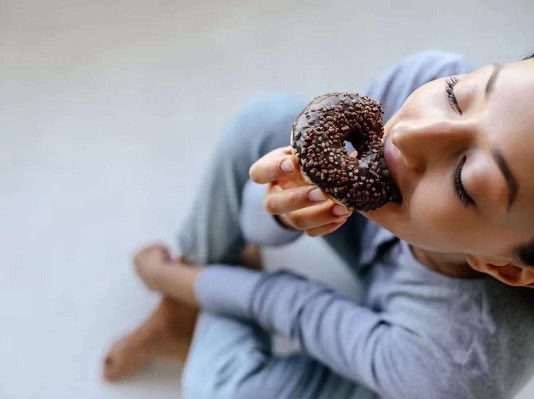 Мозгу нужен сахар. Тяга к сладкому. Девушка ест сладости. Зависимость от сладкого. Девушка ест сахар.