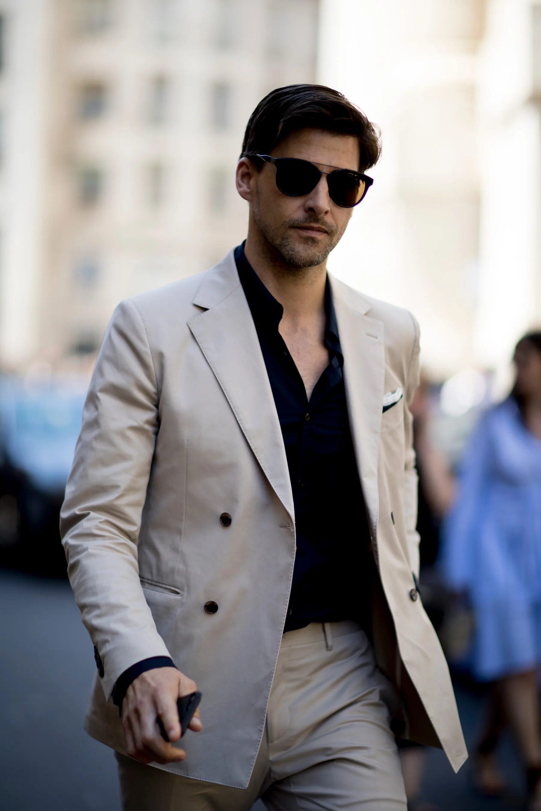 Картинка стильный мужчина. Стрит стайл Милан мужской пиджак. Стильный мужчина. Красивый стильный мужчина. Мужчина в пиджаке.