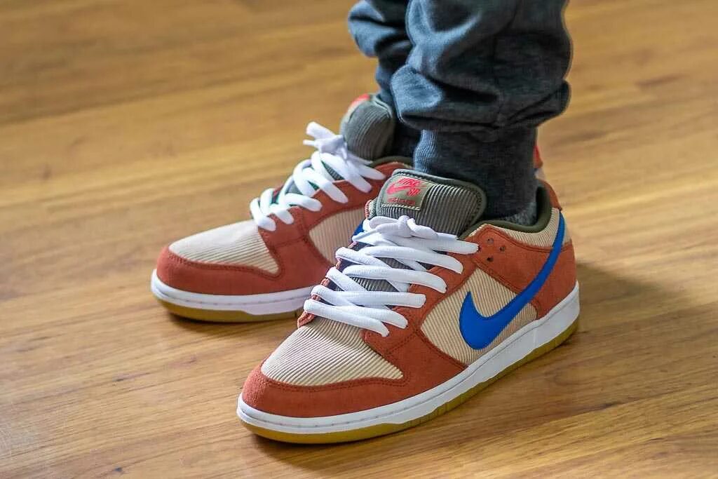 Как завязывать найки данки. Nike SB Dunk. Nike SB Dunk Low on feet. Nike SB Dunk Low. Nike 'SB Dunk Low' Sneakers.
