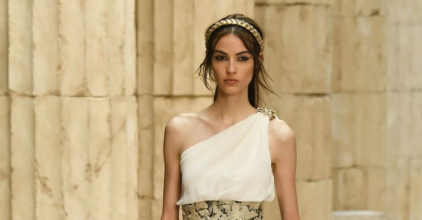Греческие модели. Прически греческих богинь. Греческий образ девушки. Образ греческой Богини. Фотосессия в греческом стиле.