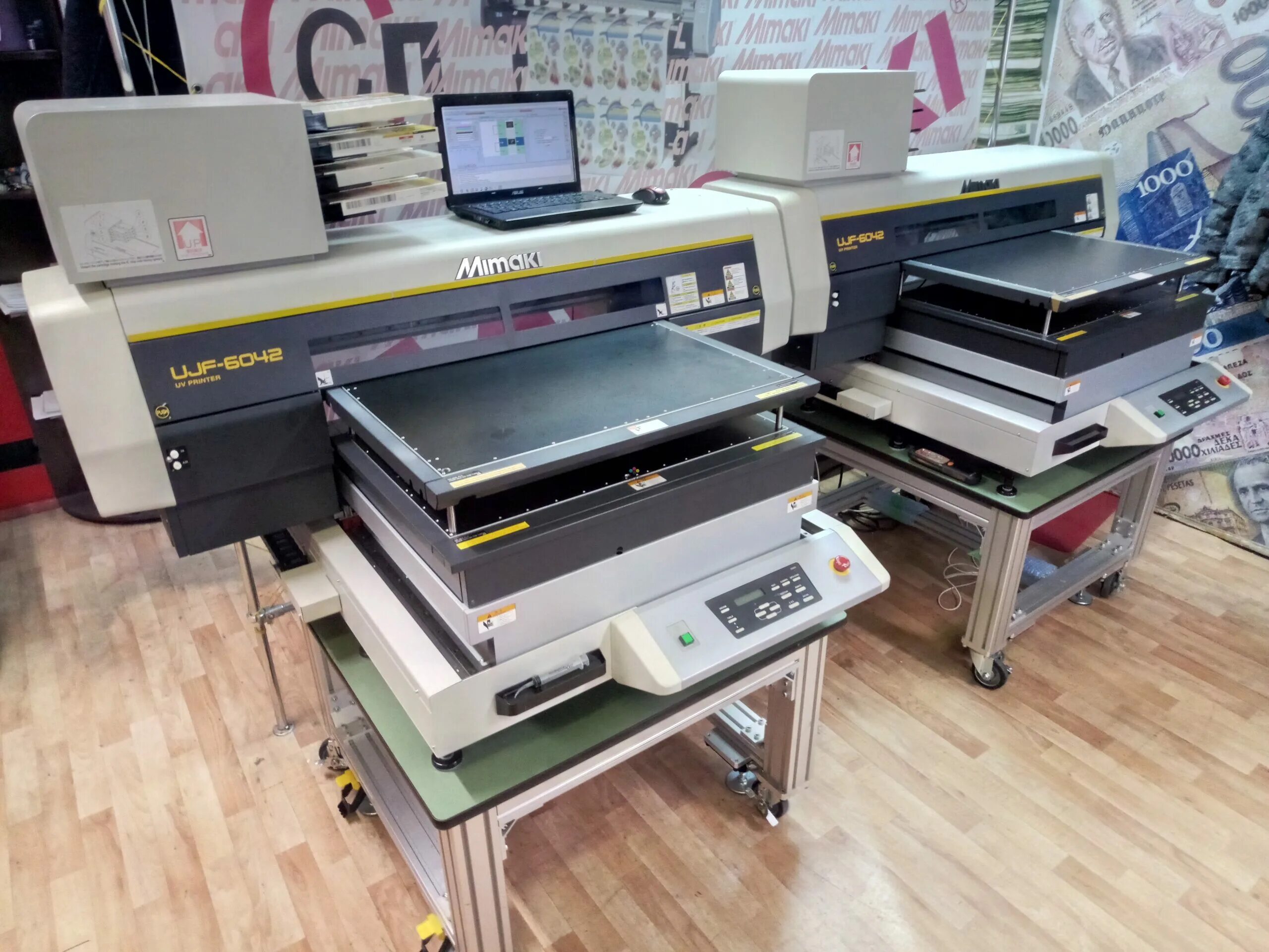 Mimaki ujf 6042. Mimaki 6042. уф-принтер mimaki 6042hg. плоттер mimaki. уф печать принтер.
