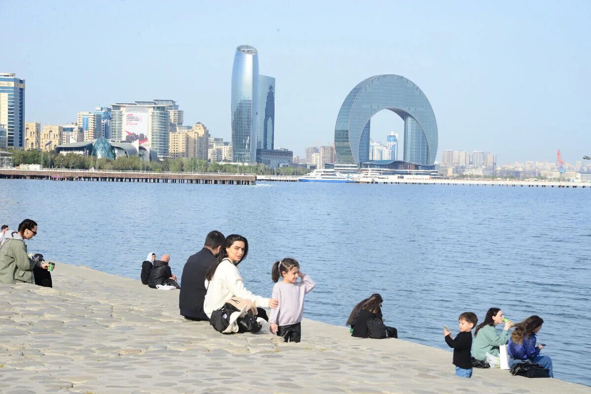 Baku 2023. Ночной баку 2022. Азербайджан баку 2020 пляж. Здание полумесяц в баку. Баку мекбеле.