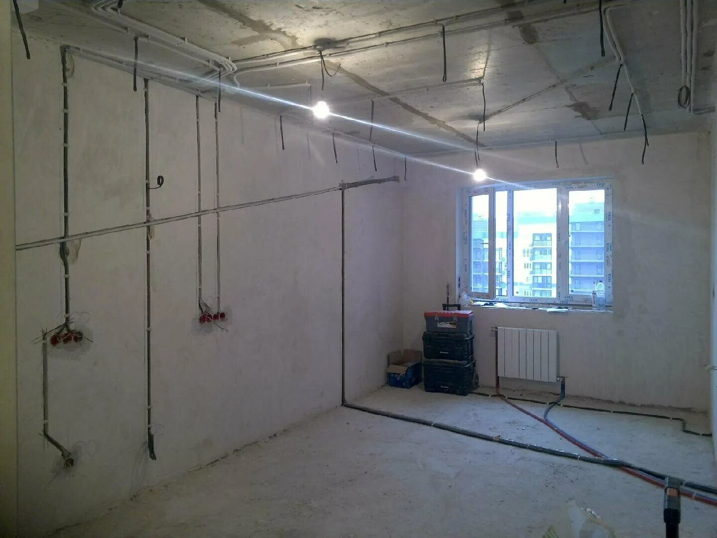 монтаж электрики в квартире. электрика в частном доме. прокладка электропроводки в доме. монтаж электрики в квартире. разводка электропроводки по потолку.