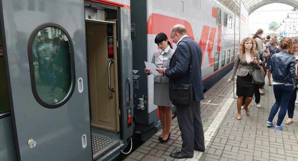 Пассажир пересадка. Московская железная дорога проводницы. Проводницы поезда вокзал. Пассажиры на вокзале. Посадка пассажиров в вагон.