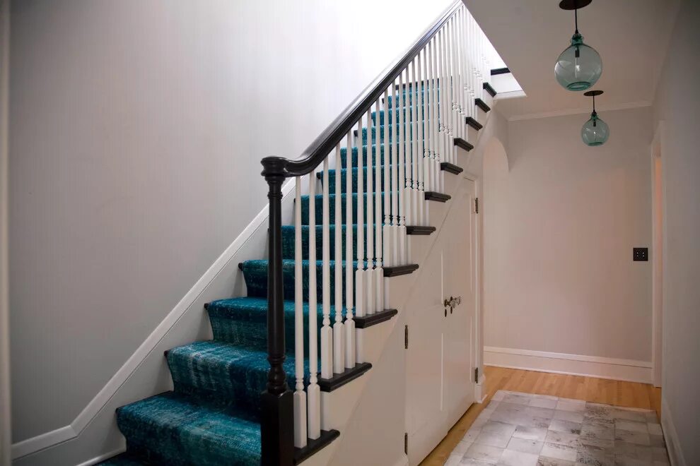 узкая лестница на второй этаж