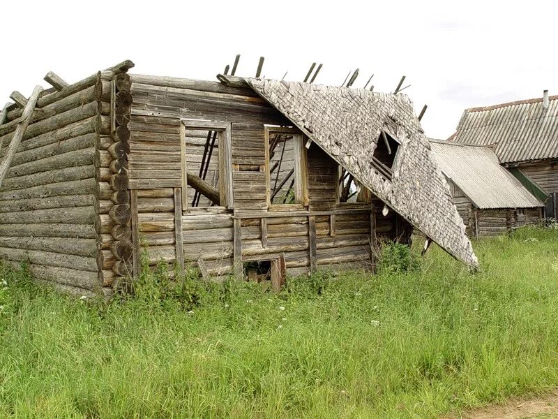 Гифки праздник съехавшей крыши. Крыша едет с дома. Крыша едет мемы. Кот гуляет по крыше. Дома со съехавшей крышей.