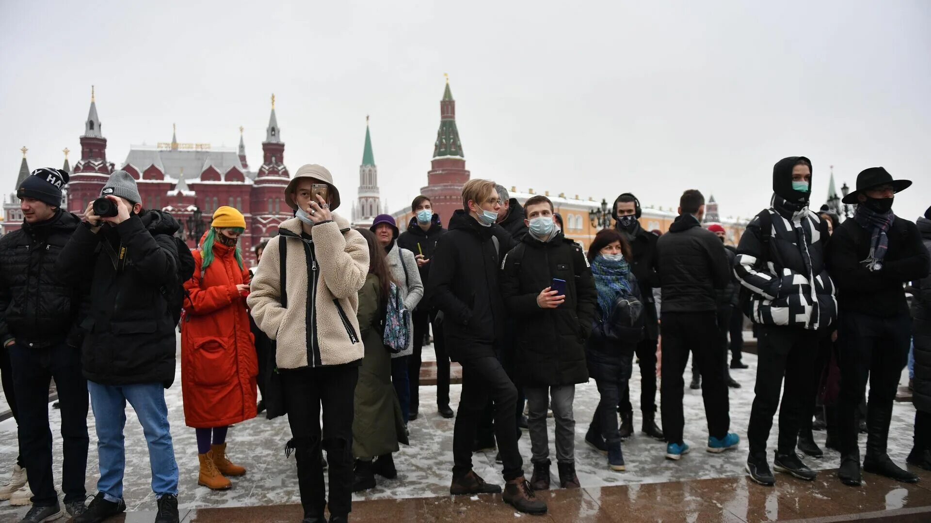 Январь 2021 митинги в Москве Манежная. Митинг на Манежной площади 2021. Митинг молодежи в Москве. Москва люди.