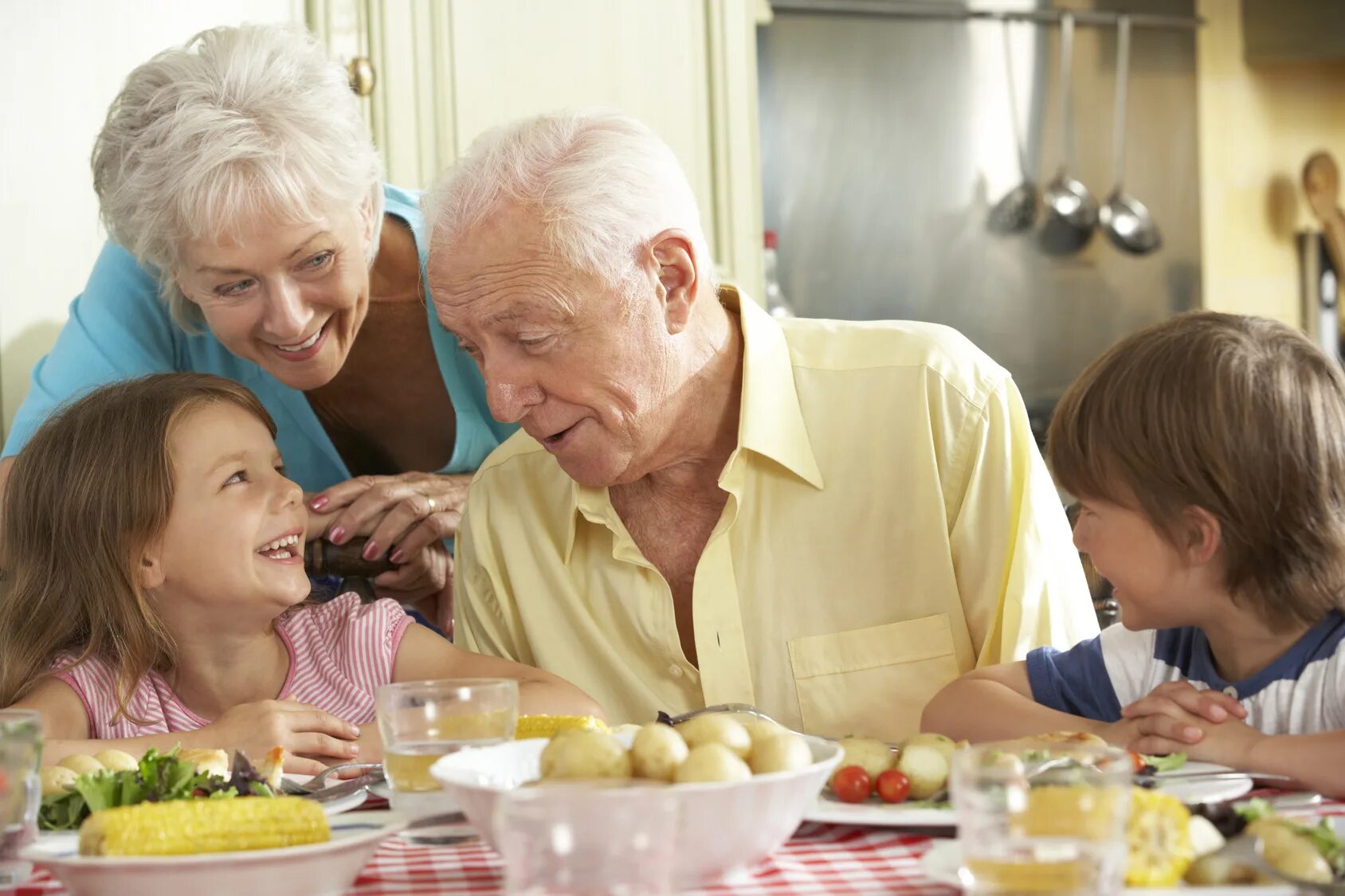 Внучка есть у дедушки. Семья с бабушкой. Бабушка и внучка за столом. Дедушка и внук на кухне. Бабушка в гостях у взрослых детей и внуков.