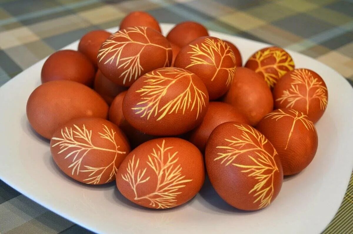 Яйца крашенки. Крашеные яйца в луковой шелухе. Яйца в луковой шелухе с листочками. Красиво покрасить яйца на Пасху в луковой шелухе.